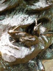 Conejos, detalle de la estatua de Peter Pan, 1912